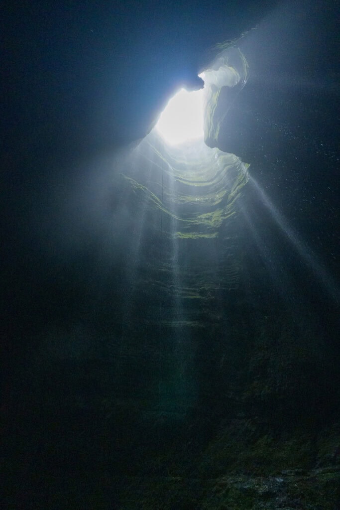 Carverna de la tronera from inside looking above to see the hole