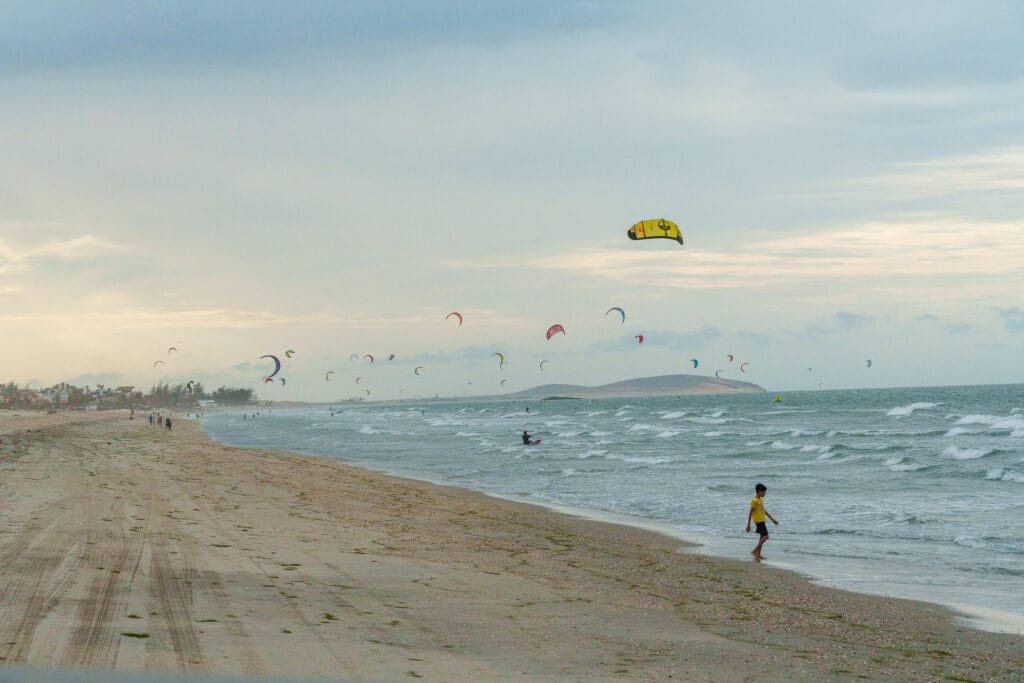 twenty or more poeple are doing kitesurf at the same time on Prea beach in the north of Brazil.