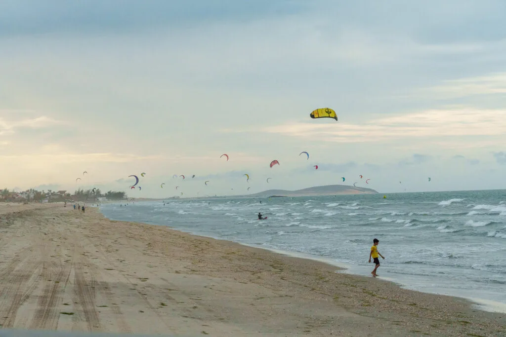 twenty or more poeple are doing kitesurf at the same time on Prea beach in the north of Brazil.