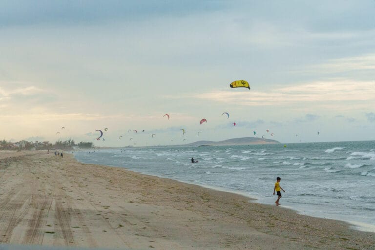 twenty or more poeple are doing kitesurf at the same time on Prea beach in the north of Brazil.