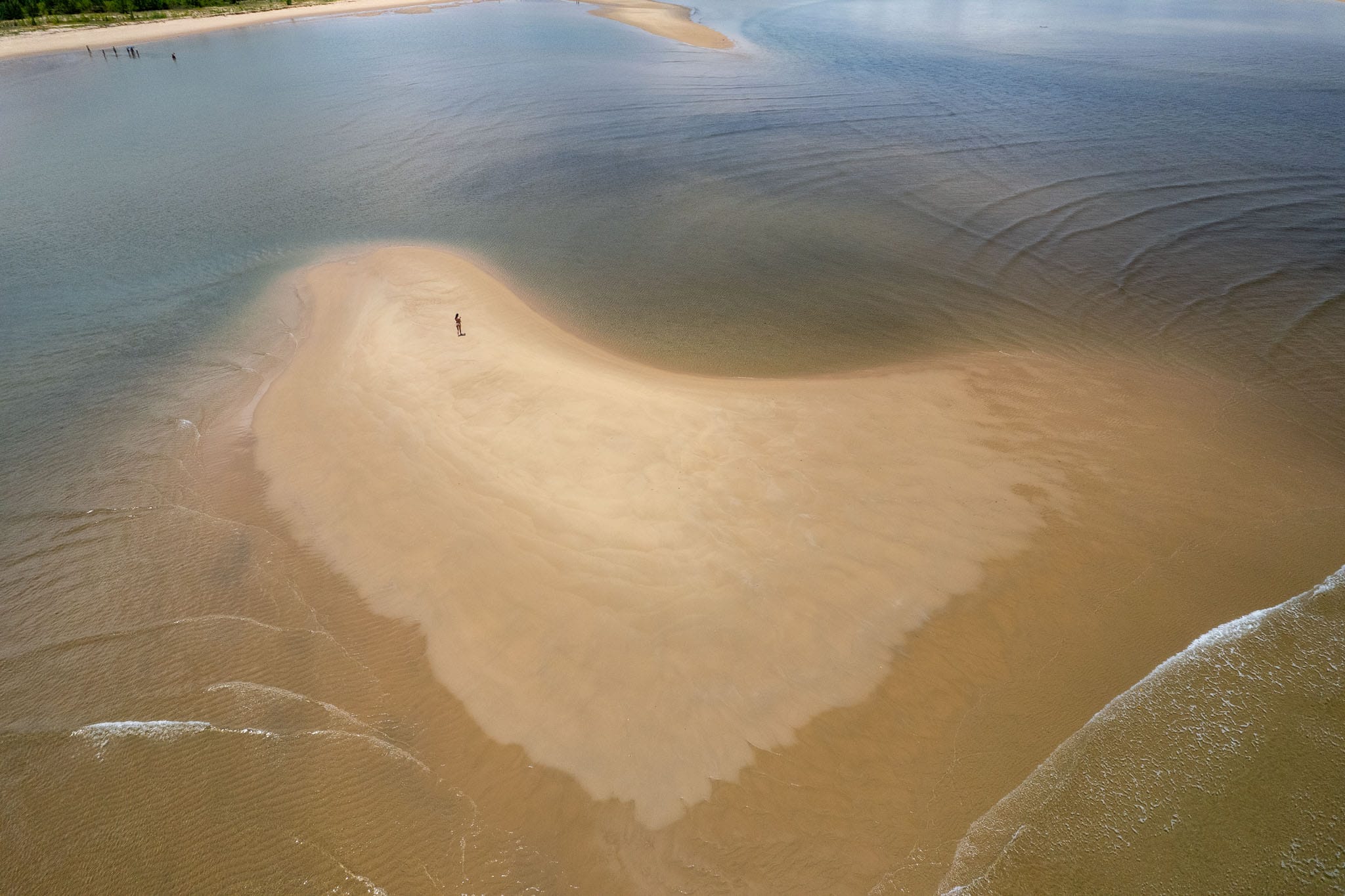 bank of sand in barra grande bay during the low tide. you can walk up there.