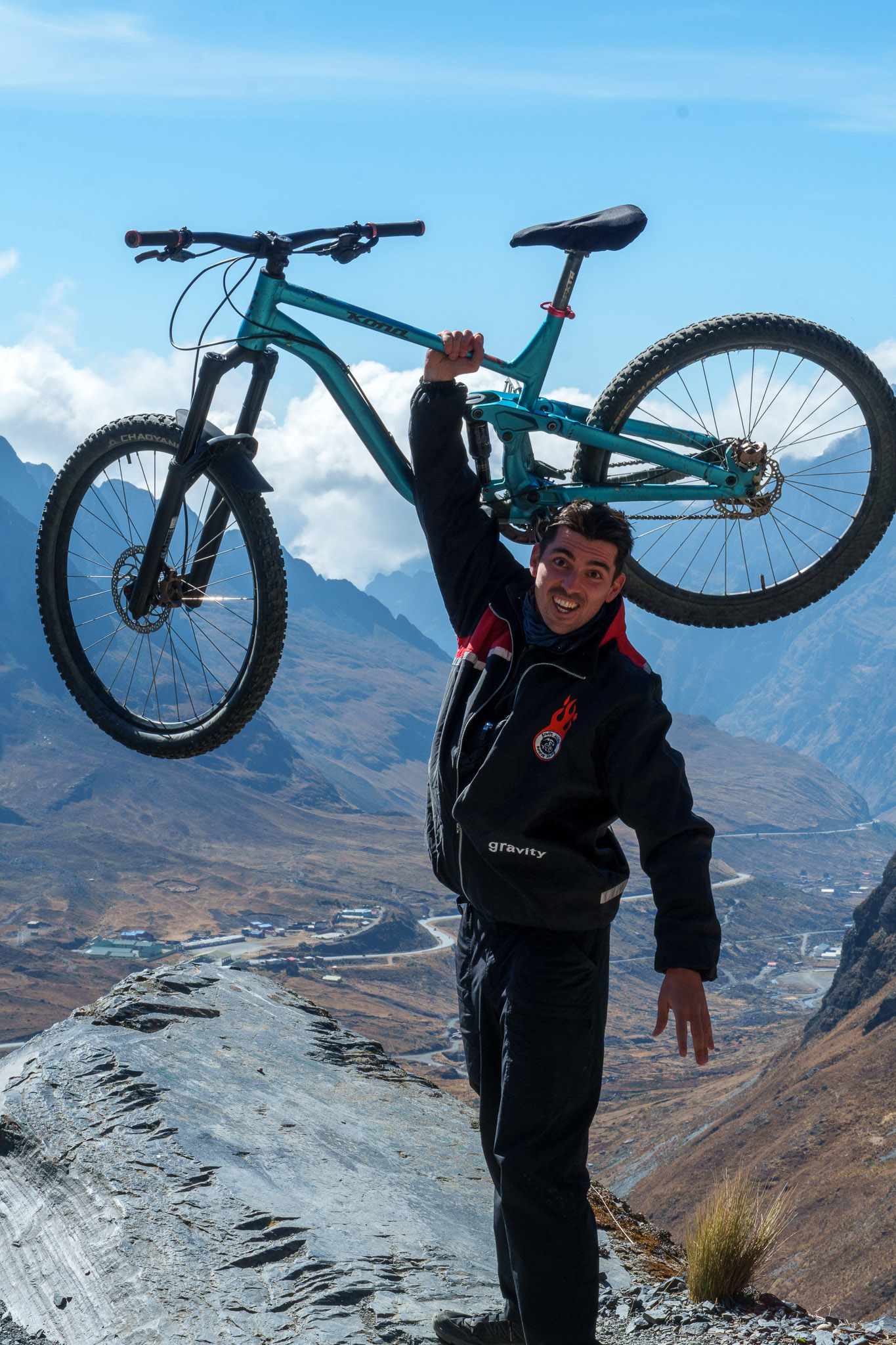 Me (HorizonHugo) lifting my bike above my head at the begining of the Death Road to take a great picture .